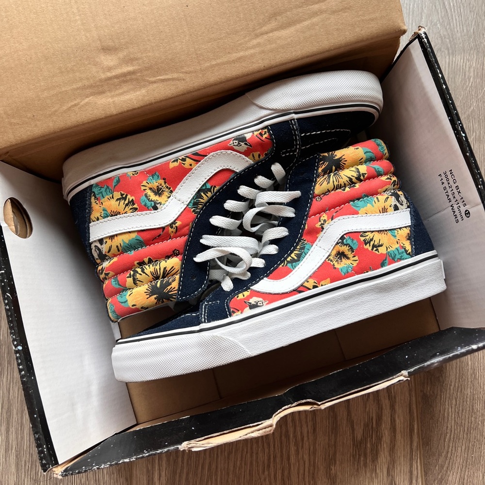 Lightly worn (2/3 times) limited edition Star Wars Vans, with Hawaiian print